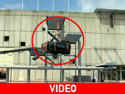 Πέρασε μέσα από το αυτοκίνητο πριν βουτήξει στο νερό